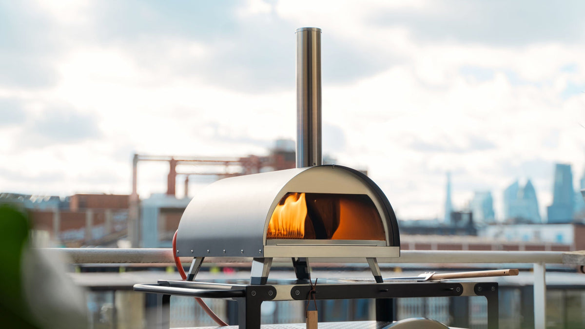 How hot is a pizza oven?